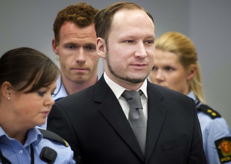 Breivika gađao cipelom i poslao kvragu