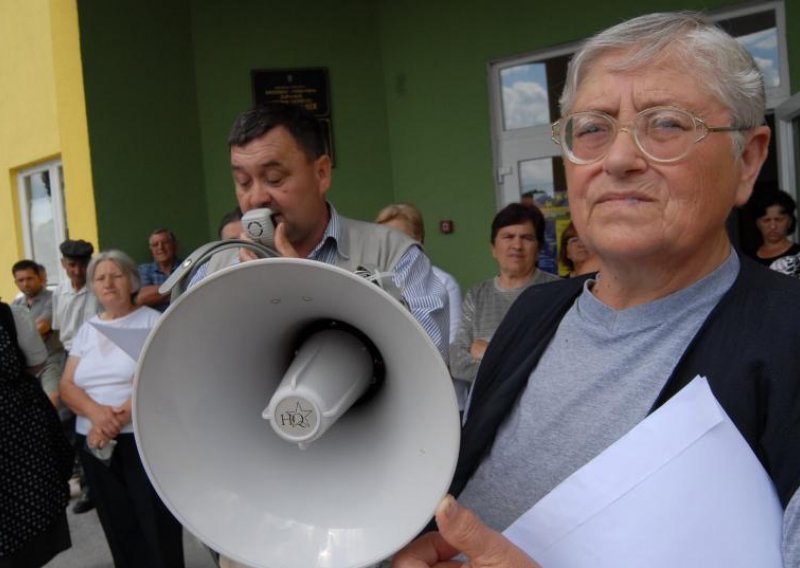 Leže na vodocrpilištu a vodu piju iz bunara koji presušuju