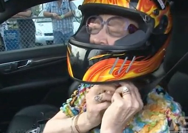 Ovako 60-godišnjakinja pere 402 metra u čipiranom Mercedesu