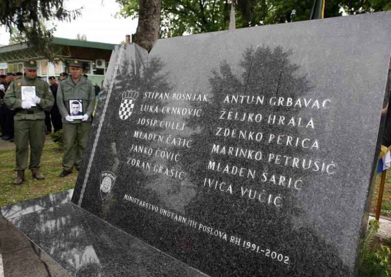 Čelnici Borova osudili vandalizam ali im se ne sviđa ploča