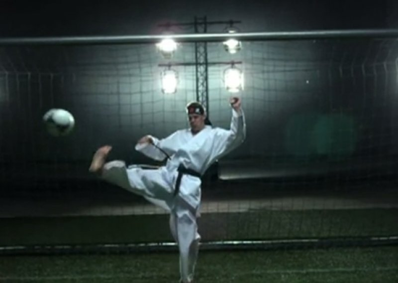 Evo kako je golman Bayerna postao Karate Kid!