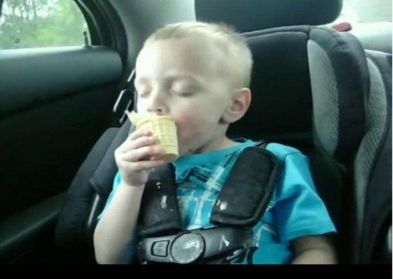 Preslatki klinac istovremeno spava i jede sladoled