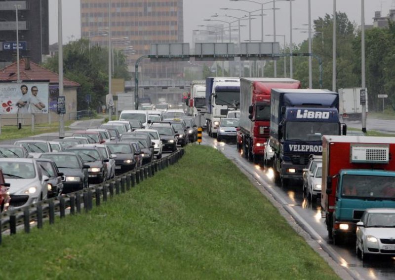 Kiša, bizarne ZET-ove nesreće i prometna gužva u Zagrebu