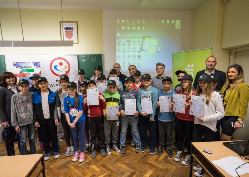 Ovo je prvih 20 učenika koji imaju diplome web detektiva