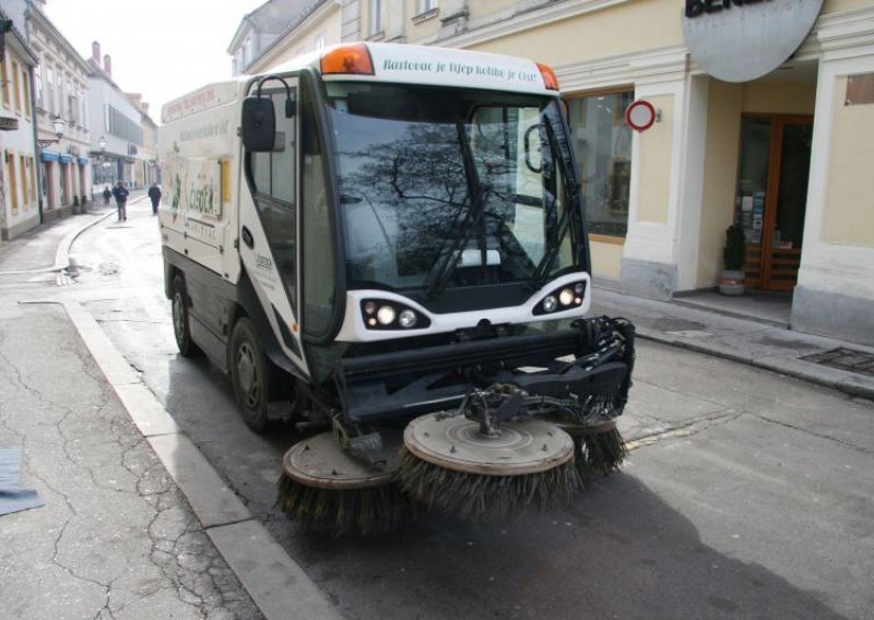 Vozilom Čistoće oštetio osam parkiranih automobila