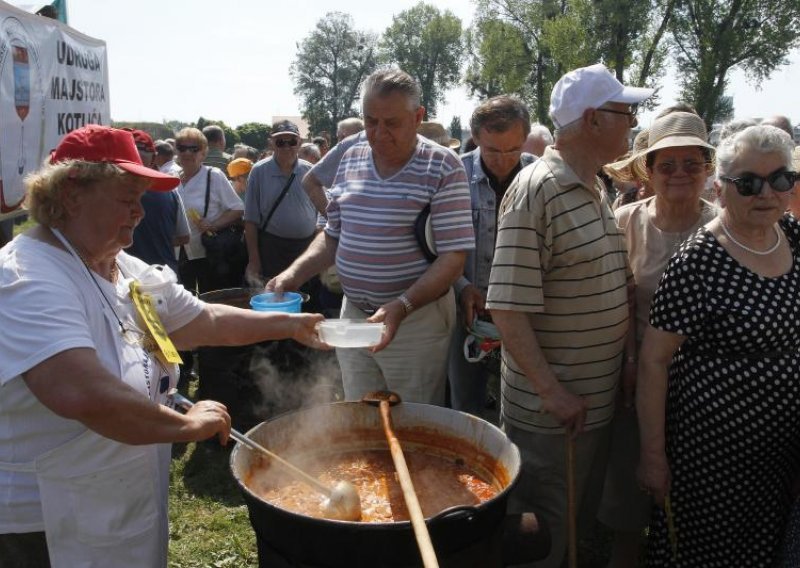 Građani Vladi na Praznik rada priprijetili crvenim kartonima