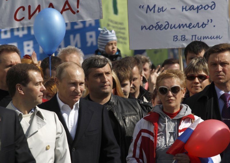 Putin i Medvjedev na čelu povorke u Moskvi