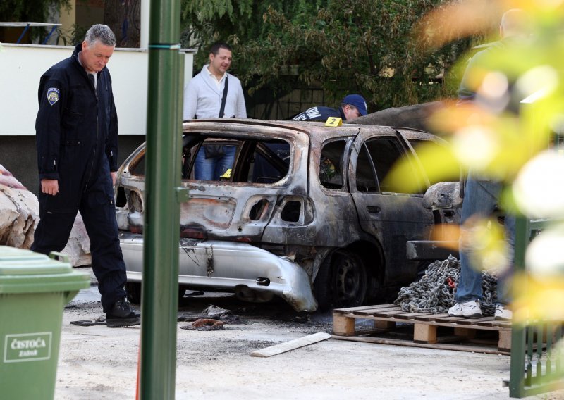 Nakon jedrenjaka gorjela mu i dva automobila i bager