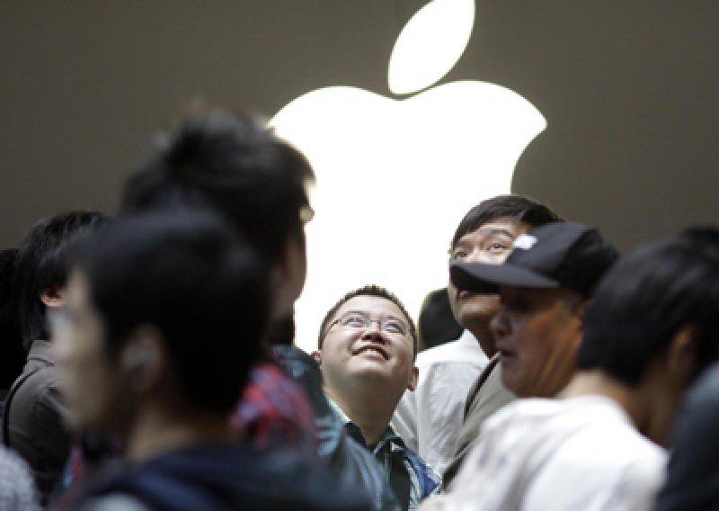 Apple zbog iPhonea pliva u lovi