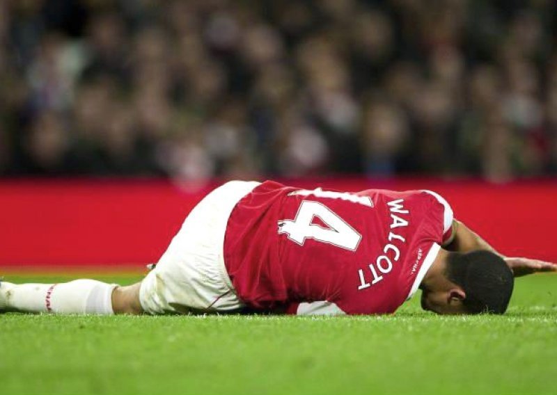 Walcott sigurno propušta finale, Fabregas upitan