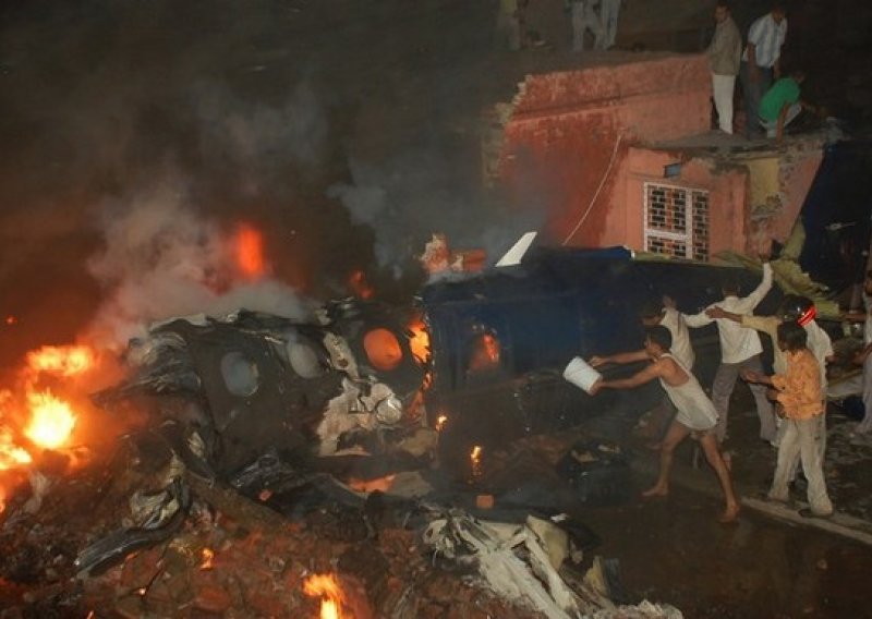 Avion s pacijentom srušio se na kuću