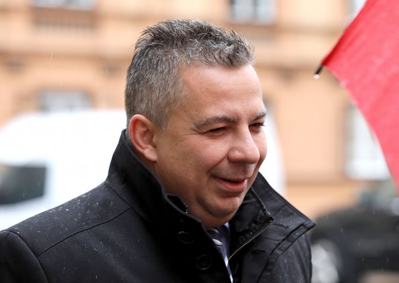 Vlada tvrdi: INA je obećala da ne gasi rafineriju u Sisku