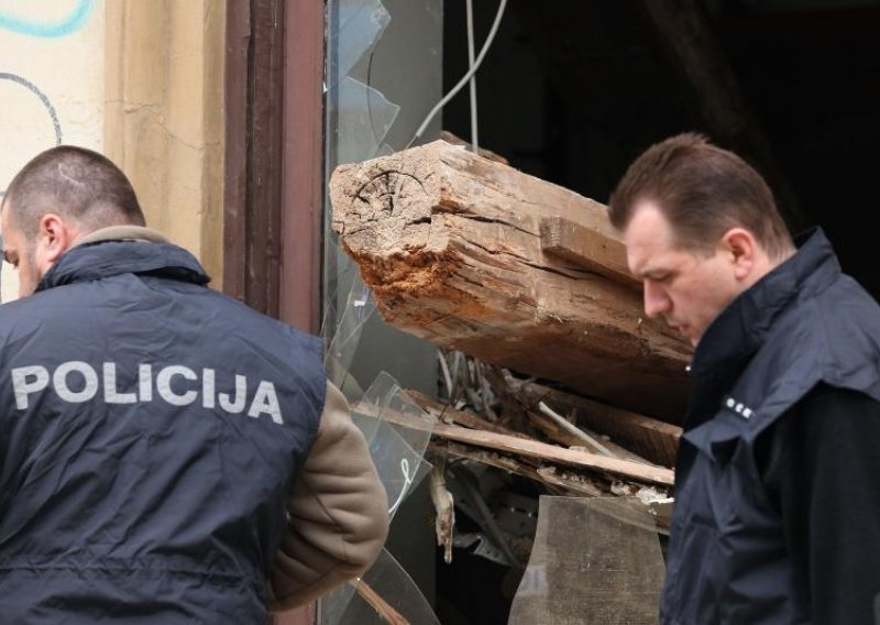 Urušio se strop, grede pale na radnika