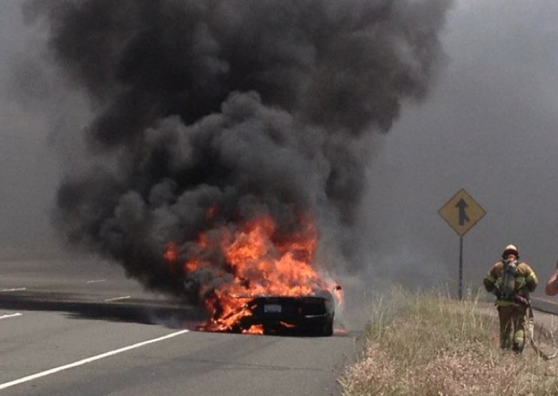 Spontano se zapalio prvi Lamborghini Aventador