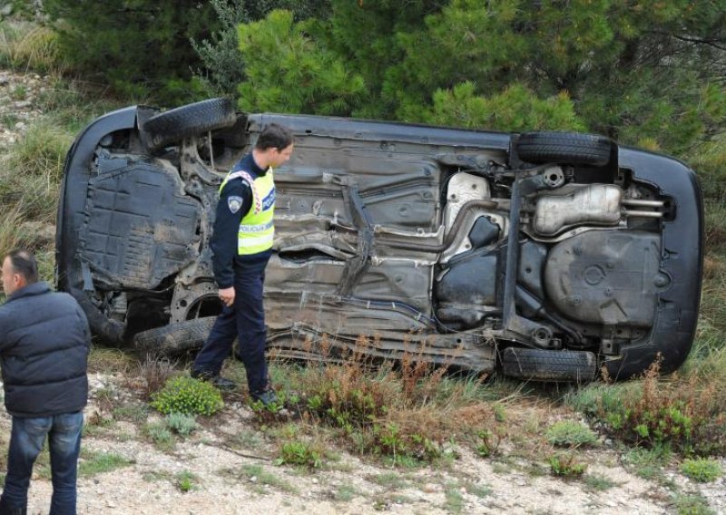 Vozač teško ozlijeđen u slijetanju u provaliju duboku 15 metara