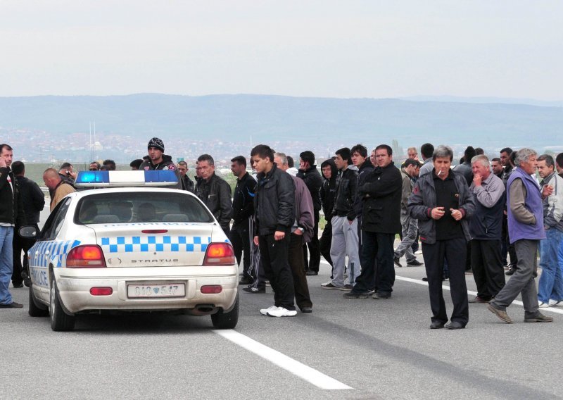 Kamenovanje albanskih kuća nakon pokolja