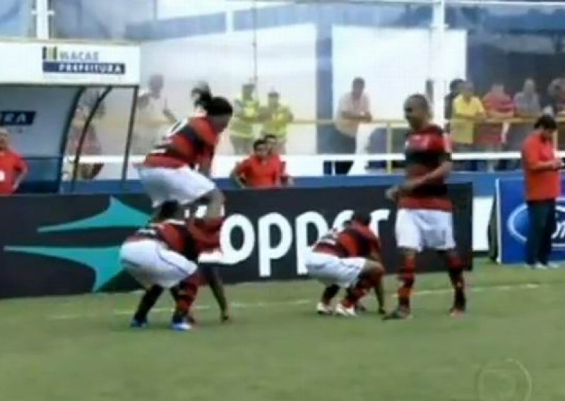 Preskačući jedan drugog, Ronaldinho i ekipa slavili gol
