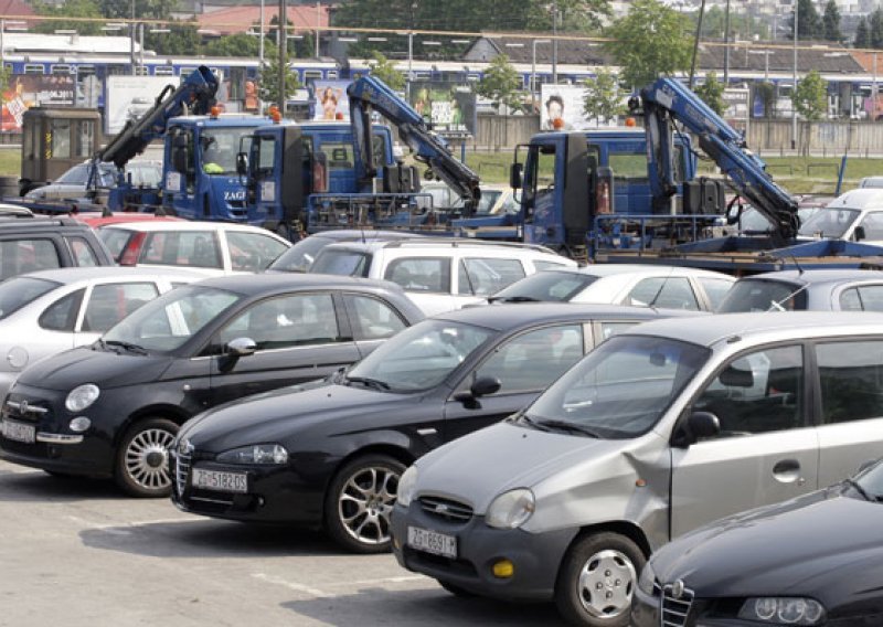 Nevrijeme srušilo ogradu vrtića koja je uništila automobile