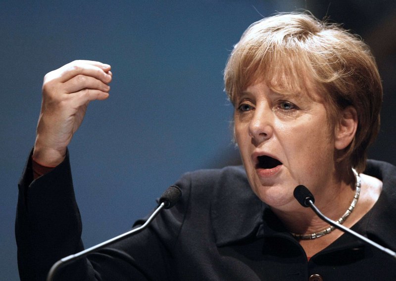 Merkel zalijepili brčiće uz natpis 'gospođa Hitler' i 'ružna tetka'
