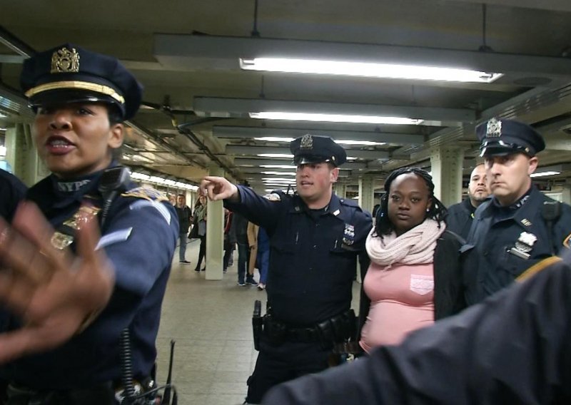 Gurnula ženu pod podzemni vlak u New Yorku
