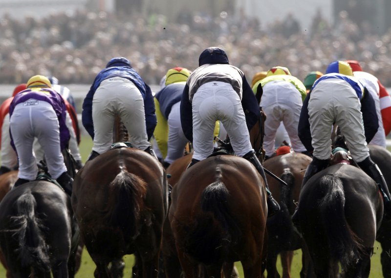 Briljantne fotografije sa slavne konjičke utrke