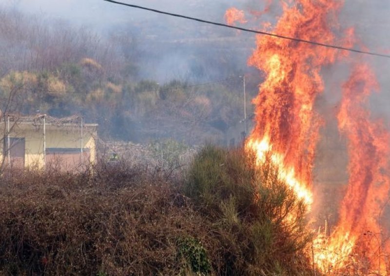 Zbog požara tri osobe evakuirane, a majka i sin prijavljeni