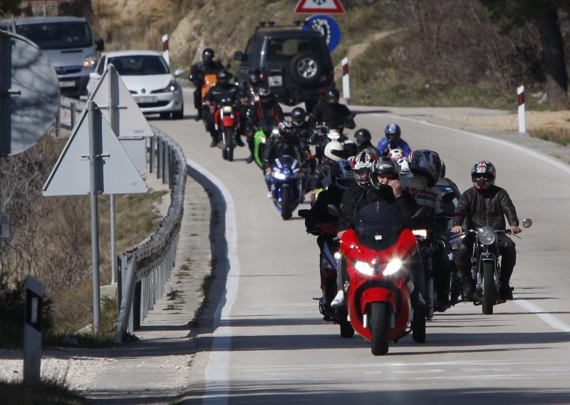 Motoristi prosvjedovali protiv policijskih 'sačekuša'