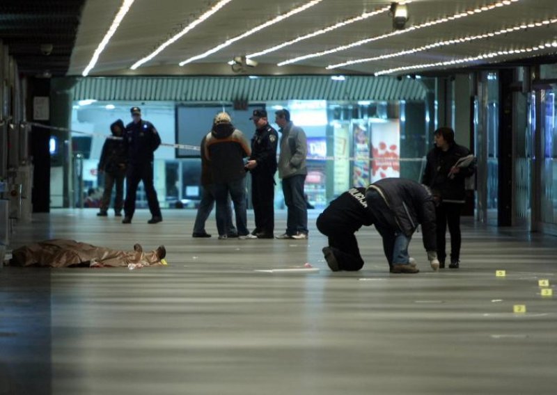 Usred noći u Importanne centru izboden mušakarac