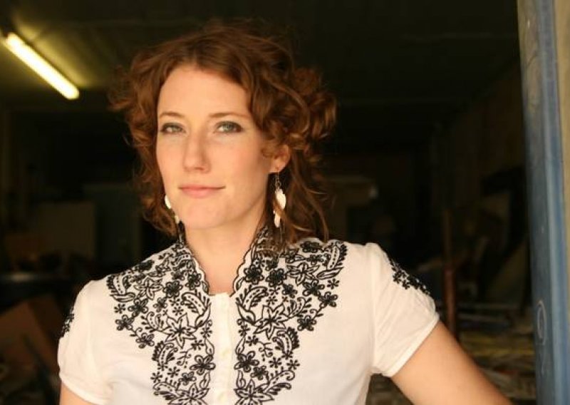 Kathleen Edwards – Chameleon/Comedian