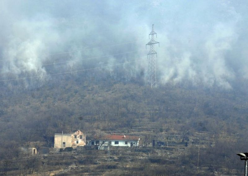 Vatra došla na svega desetak metara od kuća