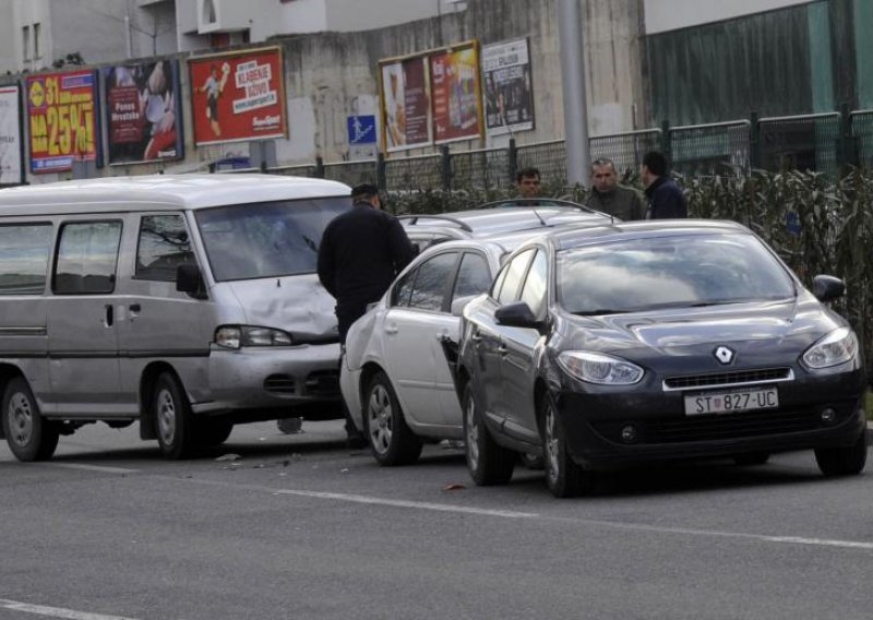 Dijete lakše ozlijeđeno u lančanom sudaru