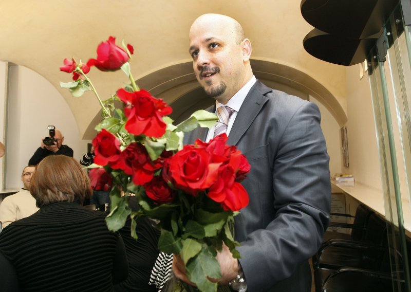 Milanović čestitao, ministri dijelili ruže