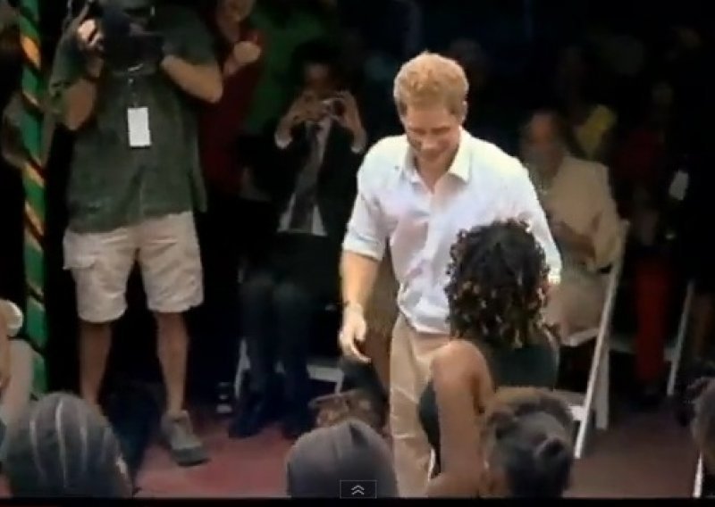 Pogledajte kako princ Harry mrda bokovina