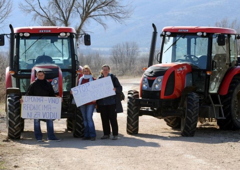 Drnišani traktorima zapriječili prolazak Splićanima