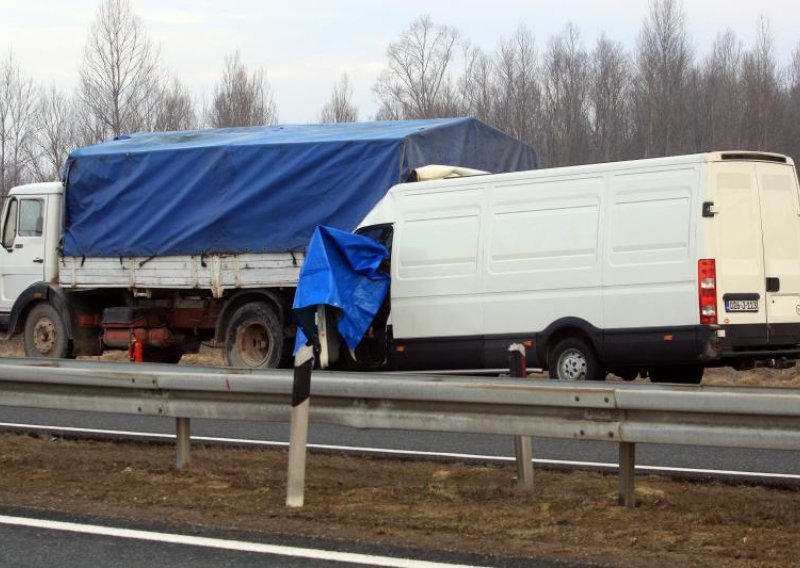 Kombi se zabio u kamion, jedna osoba poginula