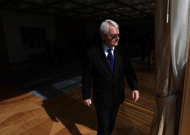 Josipović sunčanim naočalama skrivao bolesno oko