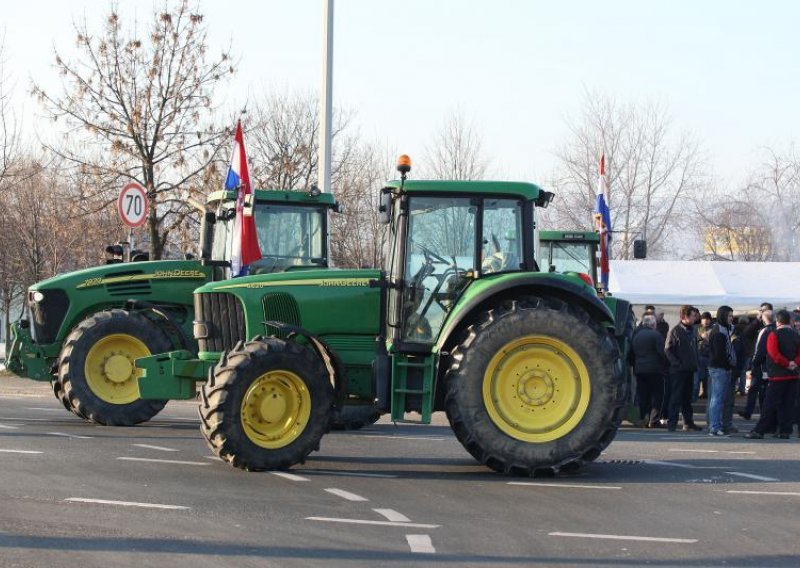 Milk farmers block traffic in Draganic