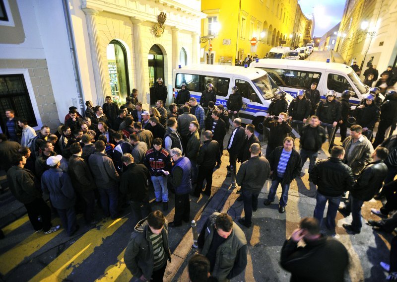 Disgruntled dairy farmers arrive near government building