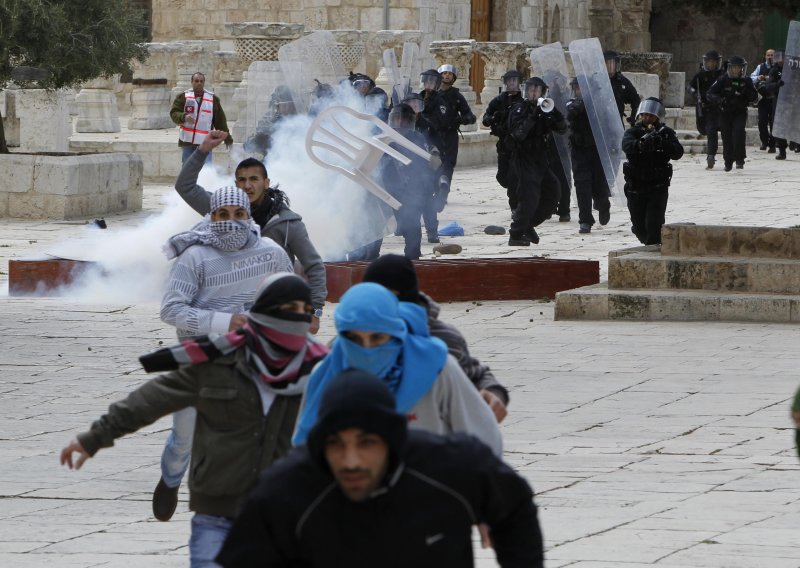 Sukob policajaca sa stotinama Palestinaca