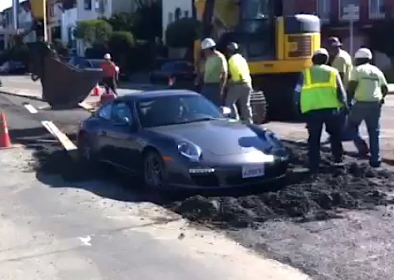 Porsche 911 i mokri beton nisu dobar par