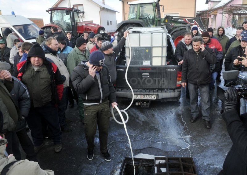 Agriculture minister calls on protesting dairy farmers to go home