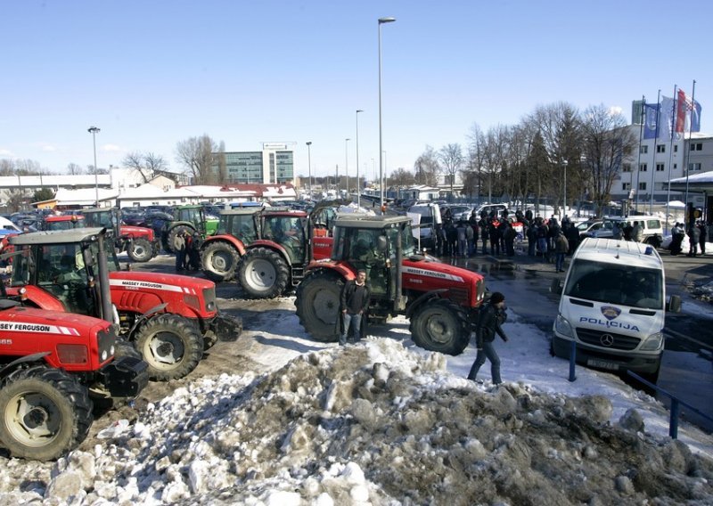 Milk farmers continue protests, minister calls for compromise