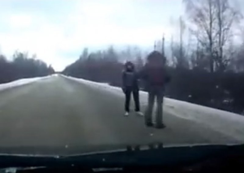 Nemojte autostopirati na zaleđenoj cesti