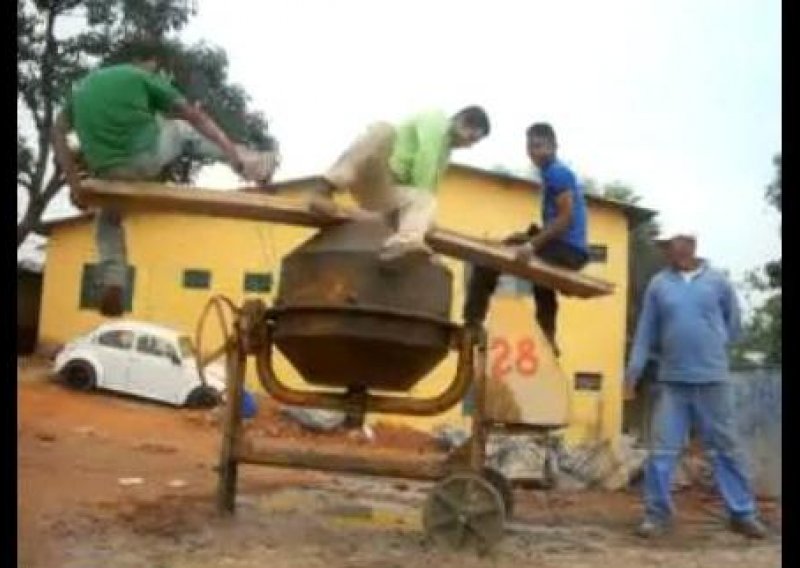 Evo kako bedaci rade improvizirani vrtuljak