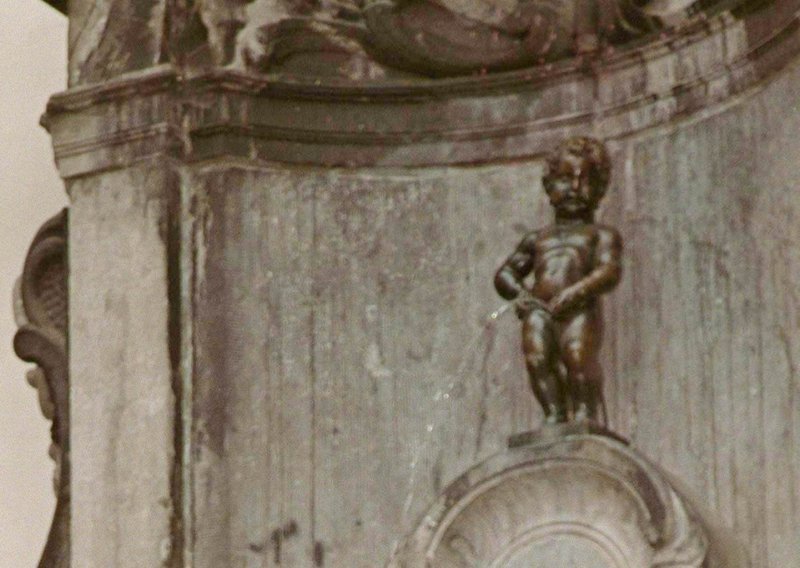 Mali čovjek u Bruxellesu piški šljivovicu