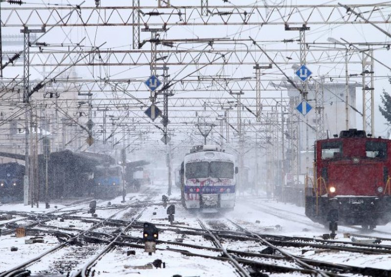 Passengers of snow-stranded Montenegrin train evacuated