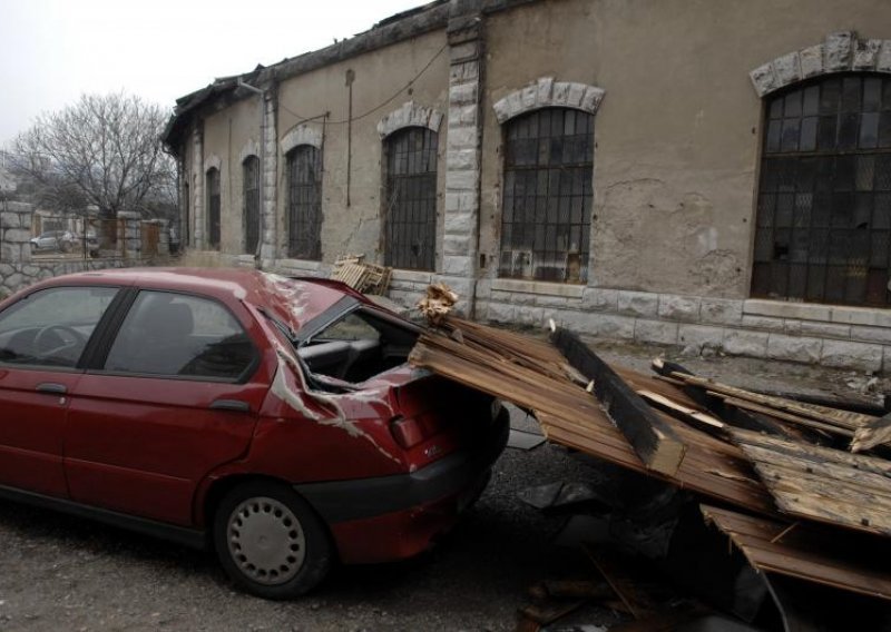 U udarima bure u Primorju ozlijeđena dvojica muškaraca