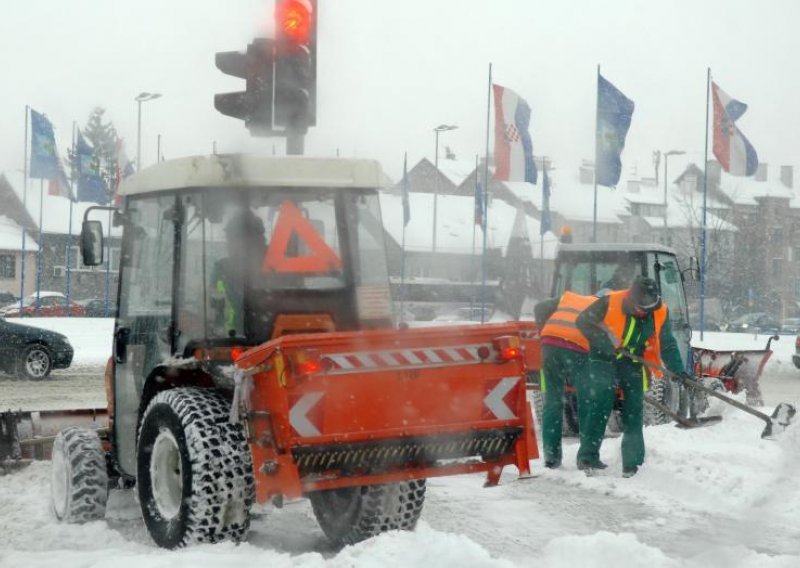 Snježni kaos u Zagrebu, orkanska bura na Jadranu
