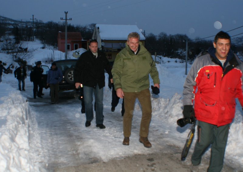 Ministar Ostojić stigao u Vrgorac s prvim pahuljama snijega