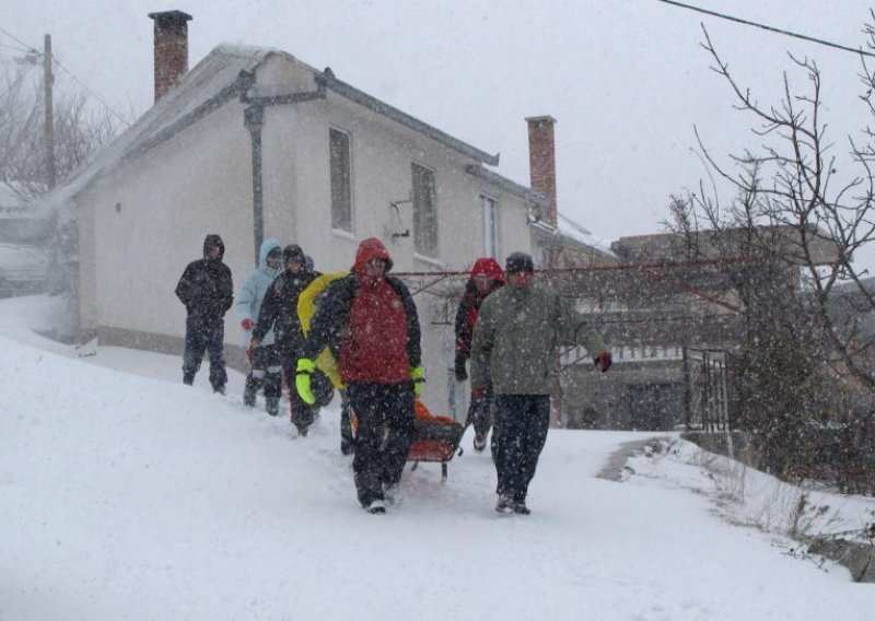 Pastiri ostali bez hrane i vode, starica spašavana sa Svilaje